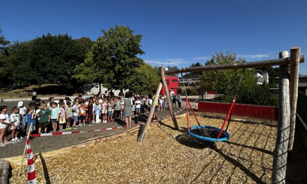 Einweihung der neuen Nestschaukel auf dem Schulhof der Gönser-Grund-Schule